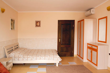 Двуспальная кровать в номере